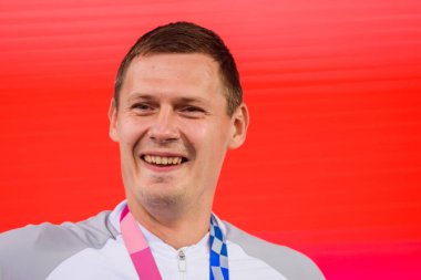 RIGA, LATVIA. 30 Temmuz 2021. Agnis Havyarları. Letonya 3x3 basketbol takımı, Tokyo Olimpiyatları altın madalyaları Riga Uluslararası Havaalanına geldi