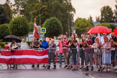 RIGA, LATVIA. 30 Temmuz 2021. Letonya 3x3 basketbol takımı, Tokyo Olimpiyatları altın madalyaları Riga Uluslararası Havaalanına geldi
