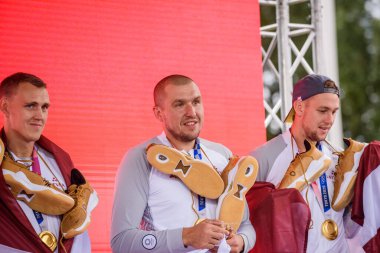 RIGA, LATVIA. 30 Temmuz 2021. Edgars Krumins. Letonya 3x3 basketbol takımı, Tokyo Olimpiyatları altın madalyaları Riga Uluslararası Havaalanına geldi