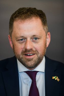 RIGA, LATVIA. 6 Eylül 2021. Edgars Rinkeviç ve Letonya Dışişleri Bakanı Thomas Byrne (fotoğrafta) İrlanda Dışişleri Bakanı,