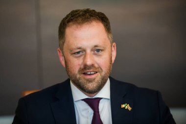 RIGA, LATVIA. 6 Eylül 2021. Edgars Rinkeviç ve Letonya Dışişleri Bakanı Thomas Byrne (fotoğrafta) İrlanda Dışişleri Bakanı,