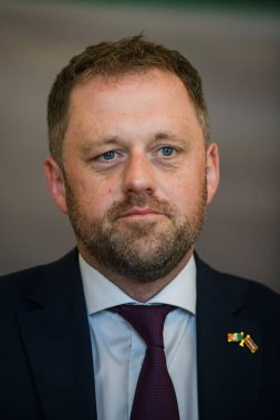 RIGA, LATVIA. 6 Eylül 2021. Edgars Rinkeviç ve Letonya Dışişleri Bakanı Thomas Byrne (fotoğrafta) İrlanda Dışişleri Bakanı,