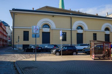 RIGA, LATVIA. 15 Eylül 2021. Hayvan hakları savunucuları Letonya Parlamentosu yakınlarında bir ay boyunca hayvan hakları kampanyası yaptılar. 12 saat nöbet tutacaklar..