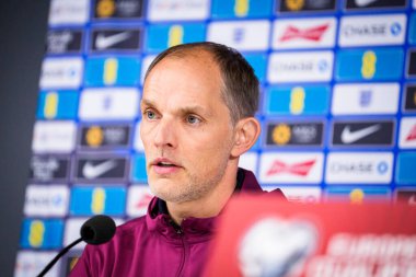 RIGA, Los Angeles 13 Ekim 2025. İngiltere milli takımının teknik direktörü Thomas Tuchel, Avrupa ön eleme maçlarından önce Letonya ve İngiltere takımları arasında oynanan 2026 Dünya Kupası 'nda basın toplantısı düzenledi..