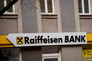 PRAG, ÇEK CUMHURİYETİ. 31 Mart 2025. Raiffeisen Bankası logosu banka binasında. Raiffeisen Bank International Avusturya 'dan bir bankacılık grubu..