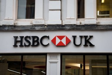Londra, İngiltere. 15 Şubat 2025. HSBC UK logosu. HSBC UK, Birmingham, İngiltere merkezli bir çok uluslu bankacılık ve finansal hizmet örgütüdür..