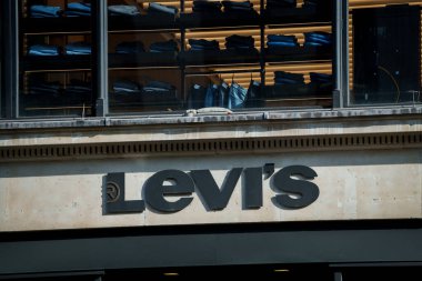 Londra, İngiltere. 16 Şubat 2025. Levis logosu Londra 'nın mağazasında. Levi Strauss and Co, Levi marka kot pantolonlarıyla dünya çapında tanınan bir Amerikan giyim şirketi..
