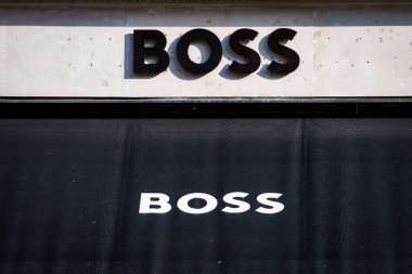 Londra, İngiltere. 16 Şubat 2025. Londra 'daki mağazanın logosu. Hugo Boss AG, merkezi Metzingen, Baden Wrttemberg, Almanya 'da bulunan bir Alman moda şirketi..