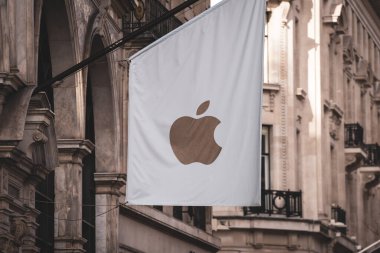 Londra, İngiltere. 16 Şubat 2025. Londra 'daki Apple şirketinin logosu. Apple Inc., merkezi Cupertino, Kaliforniya 'da bulunan ve en çok tüketici elektroniği, yazılımı ve sadece