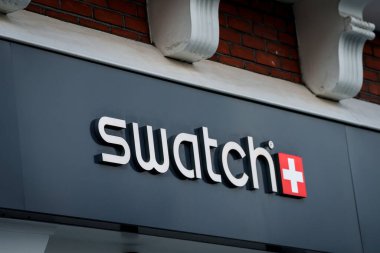 Londra, İngiltere. 16 Şubat 2025. Markette kumaş amblemi. Swatch, 1983 yılında Ernst Thomke, Elmar Mock ve Jacques Mller tarafından kurulan İsviçreli saat şirketidir..