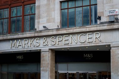Londra, İngiltere. 16 Şubat 2025. Marks ve Spencer logosu. Marks ve Spencer, İngiltere 'nin başkenti Londra' da bulunan ve giyim, güzellik ürünleri, ev ürünleri ve gıda ürünleri satan büyük bir İngiliz perakendecisi..