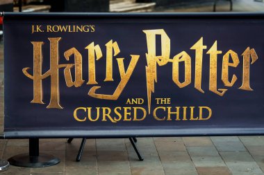 Londra, İngiltere. 16 Şubat 2025. Londra 'daki Palace Theatre' da Harry Potter logosu. Harry Potter, İngiliz yazar J. K. Rowling tarafından yazılan yedi fantezi romanından oluşan seridir..