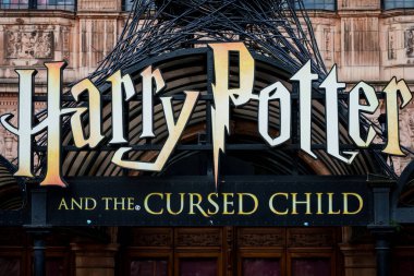 Londra, İngiltere. 16 Şubat 2025. Londra 'daki Palace Theatre' da Harry Potter logosu. Harry Potter, İngiliz yazar J. K. Rowling tarafından yazılan yedi fantezi romanından oluşan seridir..