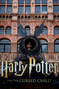 Londra, İngiltere. 16 Şubat 2025. Londra 'daki Palace Theatre' da Harry Potter logosu. Harry Potter, İngiliz yazar J. K. Rowling tarafından yazılan yedi fantezi romanından oluşan seridir..