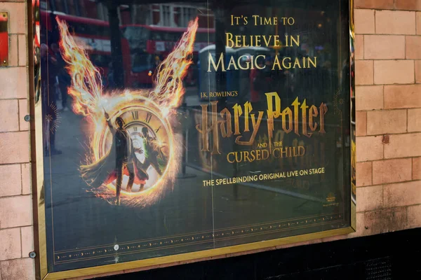 Londra, İngiltere. 16 Şubat 2025. Londra 'daki Palace Theatre' da Harry Potter logosu. Harry Potter, İngiliz yazar J. K. Rowling tarafından yazılan yedi fantezi romanından oluşan seridir..