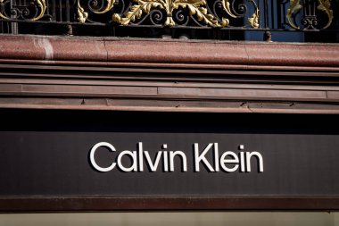 Londra, İngiltere. 16 Şubat 2025. Calvin Klein şirket logosu. Calvin Klein Inc., ABD 'li tasarımcı moda perakende satış zinciri.