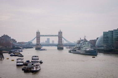 Londra, İngiltere. 15 Şubat 2025. Tower Bridge ve HMS Belfast Kraliyet Donanma hafif kruvazörü, 1971 yılında müze gemisi olarak açıldı..