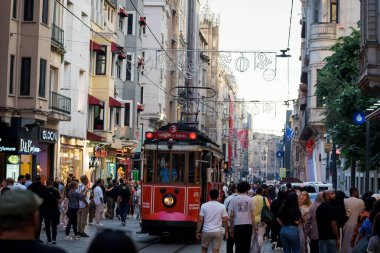 İSTANBUL, Turkey. 22 Mayıs 2025. Seçici odak fotoğrafı. Taksim bölgesinde eski tramvay.