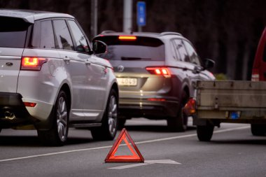 RIGA, LATVIA. 10 Kasım 2025. Trafik kazasında. Yerde uyarı işareti..