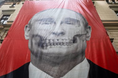 RIGA, LATVIA. 31 Ağustos 2023. Ukrayna 'nın yanında dur. Rus Büyükelçiliği önünde sloganlar ve Rus Büyükelçiliği önünde dev putin kafatası pankartı.