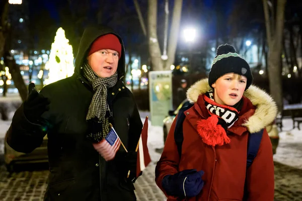 RIGA, LATVIA. 9 Ocak 2026. ABD bayrağı ve Letonya bayrağı Krisjanis Klavins 'in elinde. Riga Kalesi yakınlarında Venezuela 'dan Çekilme Protestosu.