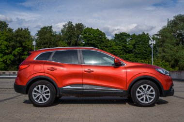 RIGA, LATVIA. 27 Temmuz 2023. Renault Kadjar arabası.