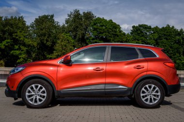 RIGA, LATVIA. 27 Temmuz 2023. Renault Kadjar arabası.