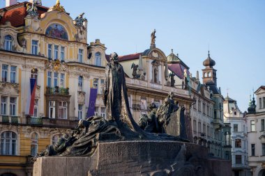 PRAG, ÇEK CUMHURİYETİ. 28 Mart 2025. Arka planda Bölgesel Kalkınma Bakanlığı binalı Jan Hus Anıtı.