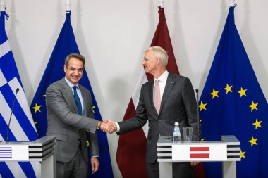 RIGA, LATVIA. 10 Temmuz 2023. Yunanistan Başbakanı Kyriakos Mitsotakis ve Letonya Başbakanı Krisjanis Karins toplantı sonrasında düzenledikleri basın toplantısında.