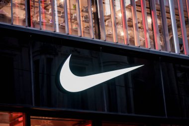 İSTANBUL, Turkey. 22 Mayıs 2025. Seçici odak fotoğrafı. Nike Şirketi 'nin logosu. Nike, Inc., merkezi Beaverton, Oregon 'da bulunan bir Amerikan spor ayakkabısı ve giyim şirketi..