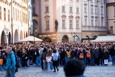 PRAG, ÇEK CUMHURİYETİ. 28 Mart 2025. Prag 'ın Eski Şehir Meydanı' ndaki Astronomik Saatin performansını izlemek için büyük bir turist kalabalığı toplandı..