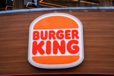 Londra, İngiltere. 16 Şubat 2025. Burger King restoranının dış cephesinde 1954 'ten beri meşhur sloganı 