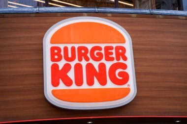 Londra, İngiltere. 16 Şubat 2025. Burger King restoranının dış cephesinde 1954 'ten beri meşhur sloganı 