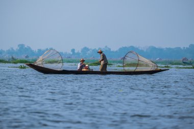 Mandalay - 15 Ekim: Mandalay balıkçılar catch balık 15 Ekim 2014. Balıkçılar, balık ağlarına antik yol göstermek