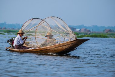 Mandalay - 15 Ekim: Mandalay balıkçılar catch balık 15 Ekim 2014. Balıkçılar, balık ağlarına antik yol göstermek