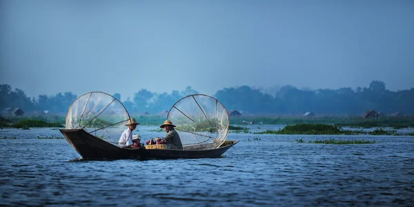 Mandalay - 15 ottobre: i pescatori pescano pesce 15 ottobre 2014 a Mandalay. I pescatori mostrano antico modo di reti da pesca — Foto Stock