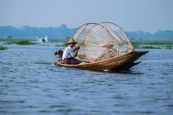 Мандалай - 15 октября: Рыбаки ловят рыбу 15 октября 2014 года в Мандалае. Рыбаки показывают древний способ ловли сетей — стоковое фото