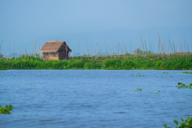yüzen köy inle gölünde, miyanmar