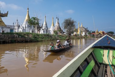 Myanmar - 15 Ekim: Trishaw işleçleri feribot yerliler Market Jan
