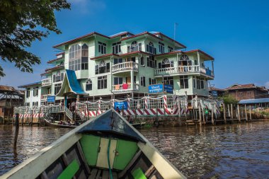 Myanmar - 15 Ekim: Trishaw işleçleri feribot yerliler Market Jan