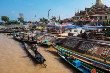 Myanmar - 15 Ekim: Birmanya günlük tekne turu Ocak 15, 