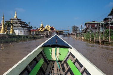 Myanmar - 15 Ekim: Trishaw işleçleri feribot yerliler Market Jan