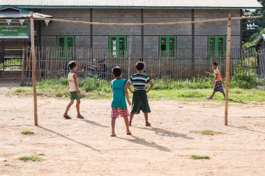 Myanmar - Inle 15 Ekim 2014: 14 Ekim Inle içinde futbol oynayan çocuklar 