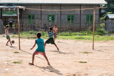 Myanmar - Inle 15 Ekim 2014: 14 Ekim Inle içinde futbol oynayan çocuklar 