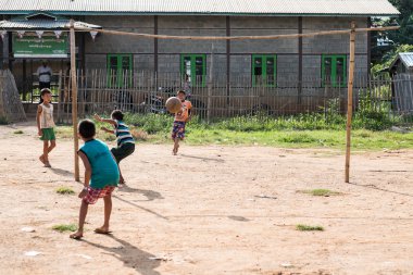 Myanmar - Inle 15 Ekim 2014: 14 Ekim Inle içinde futbol oynayan çocuklar 
