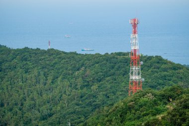 yüksek gerilim direkleri dağ