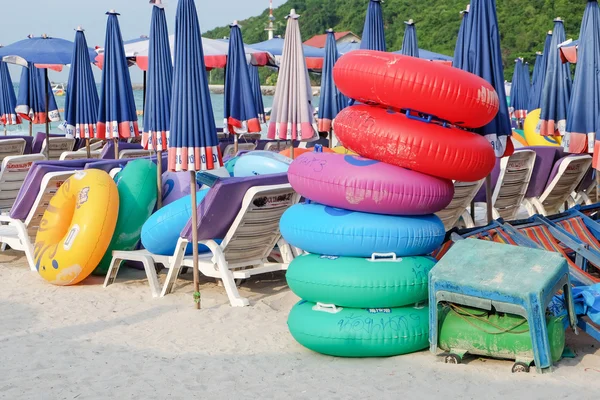 Кольцо для цветного купания на пляже — стоковое фото