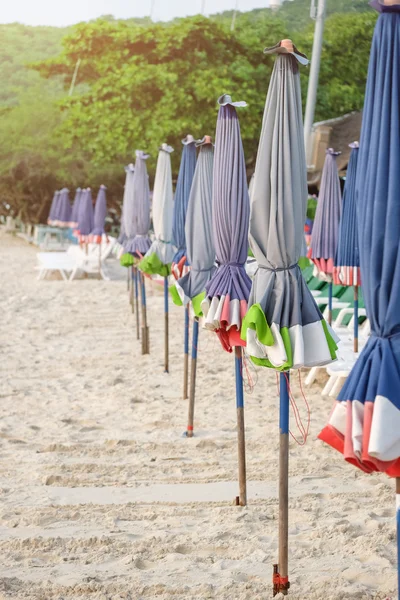 Guarda-chuva de praia à luz do sol — Fotografia de Stock