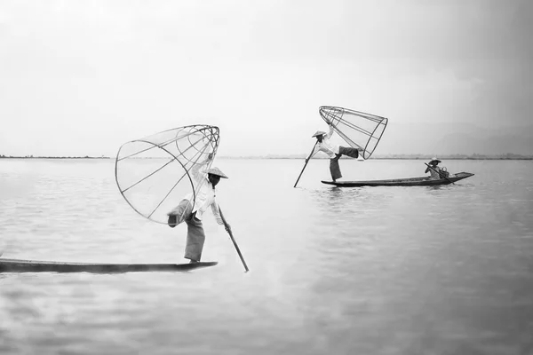 Pêcheurs pêchent le poisson — Photo