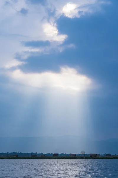 Світловий промінь і великі хмари — стокове фото